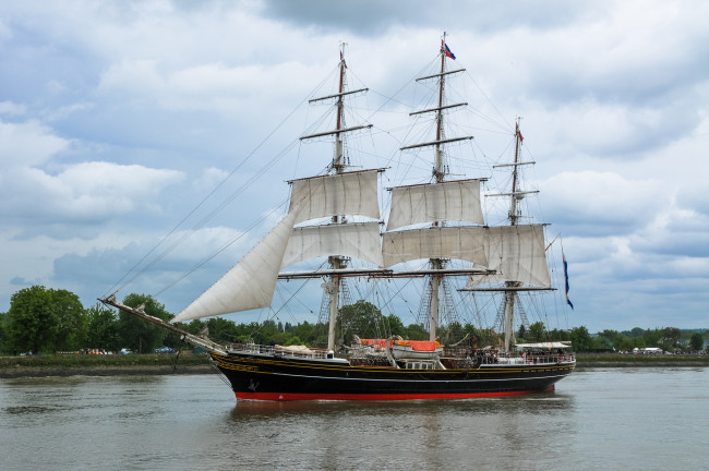 Обои картинки фото stad amsterdam, корабли, парусники, вымпел, паруса, мачты, корабль