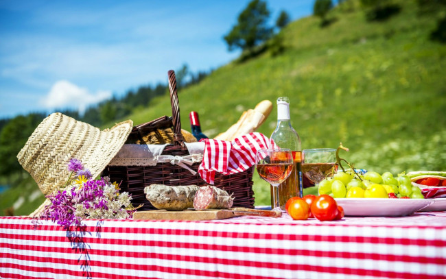 Обои картинки фото еда, разное, колбаса, багет, шляпа, корзинка, вино, пикник