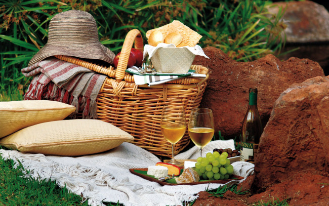 Обои картинки фото еда, разное, корзинка, хлеб, вино, пикник, сыр, оливки