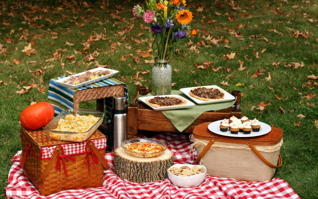 Обои картинки фото еда, разное, корзинки, пикник, кексы, пиццы, закуски