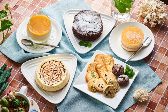 Обои картинки фото еда, пирожные,  кексы,  печенье, стол
