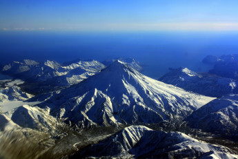 Картинка камчатка природа горы снег побережье море вулканы россия
