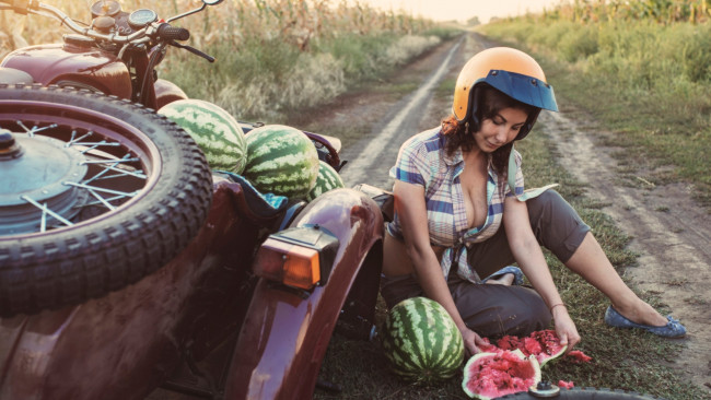 Обои картинки фото девушки, -unsort , брюнетки, темноволосые, арбузы, девушка, в, шлеме, мотоцикл, с, коляской