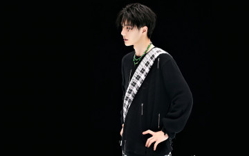 Картинка мужчины wang+yi+bo актер танцор свитер полотенце