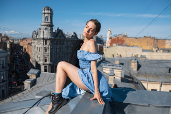 Картинка девушки -+брюнетки +шатенки сидит голубое платье женщины на улице небо голые плечи закрытые глаза обувь носки городской вид крыши голубые россия санкт петербург