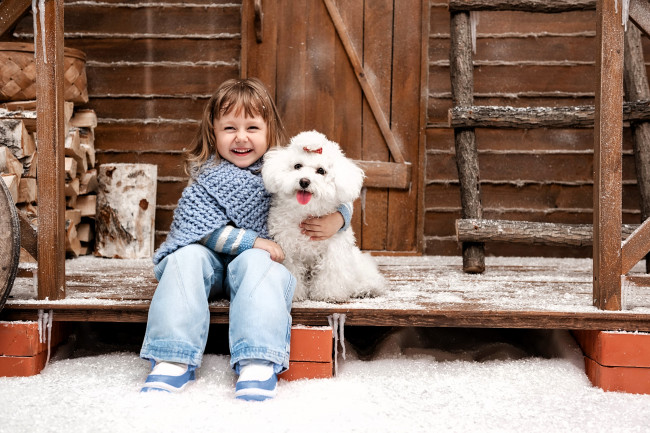Обои картинки фото разное, дети, девочка, шарф, джинсы, собака, порог, снег