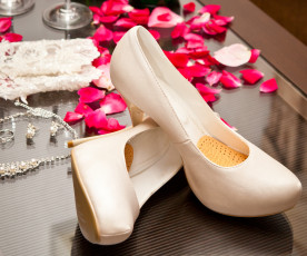 Картинка разное одежда +обувь +текстиль +экипировка свадьба лепестки туфли