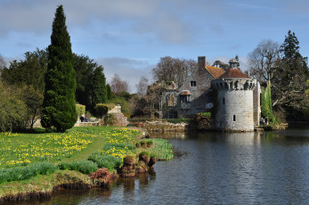 обоя scotney castle, города, - дворцы,  замки,  крепости, река, замок, цветы