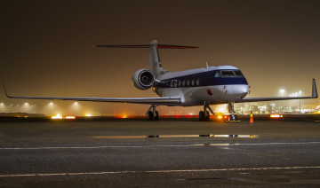 Картинка авиация пассажирские+самолёты стоянка аэропорт авиалайнер ночь