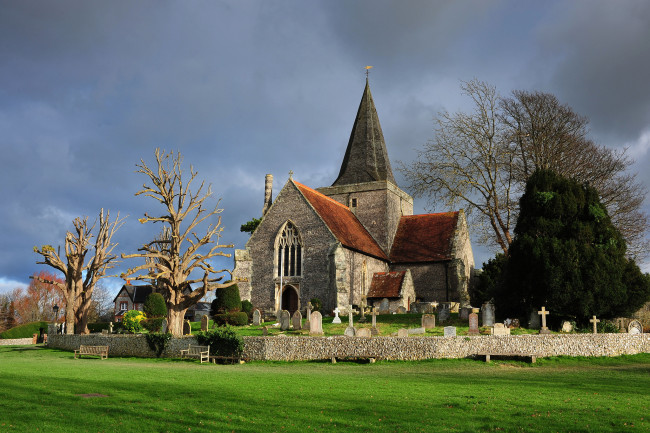 Обои картинки фото st andrews church,  alfriston, города, - католические соборы,  костелы,  аббатства, газон, ограда, надгробия, лужайка, храм