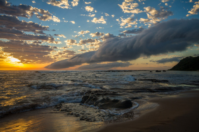 Обои картинки фото природа, восходы, закаты, океан, заря, горизонт, облака, пляж
