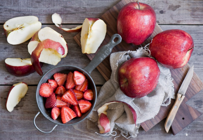 Обои картинки фото еда, фрукты,  ягоды, клубника, нож, яблоки