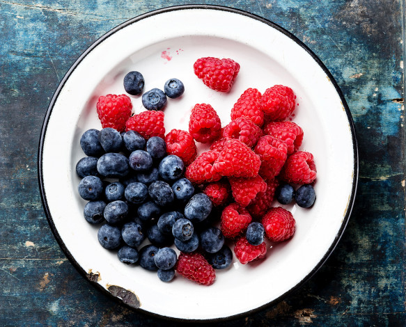 Обои картинки фото еда, фрукты,  ягоды, черника, малина, тарелка