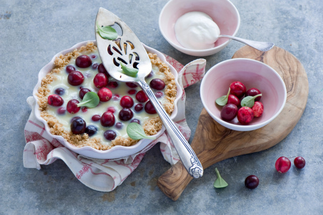 Обои картинки фото еда, пироги, крем, клюква, ягоды, листики, лопатка, пирог, cranberry, tart