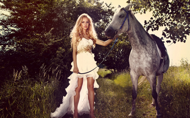Обои картинки фото девушки, -unsort , блондинки, кусты, платье, трава, блондинка, лошадь