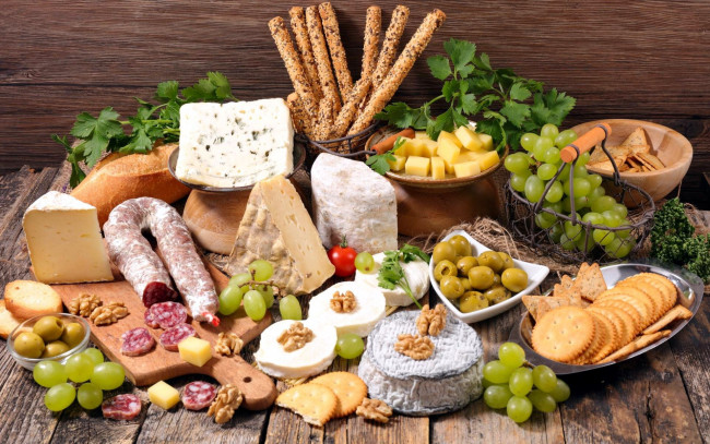 Обои картинки фото еда, разное, сыр, колбаса, печенье, виноград, оливки
