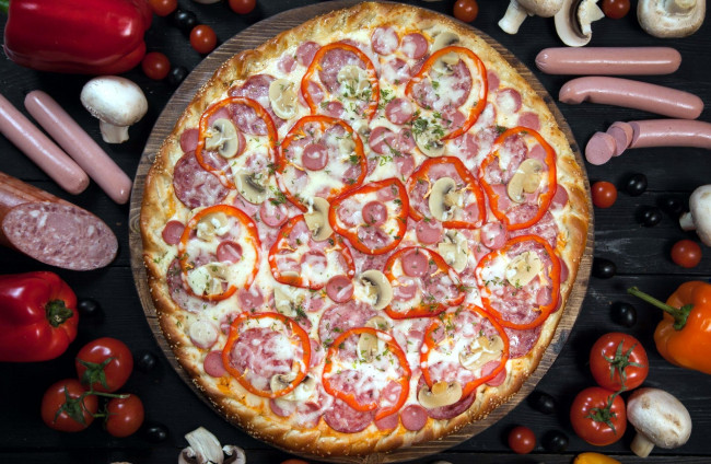 Обои картинки фото еда, пицца, колбаса, сосиски, перец, помидоры, грибы, томаты
