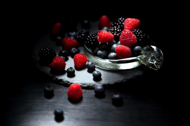 Обои картинки фото еда, фрукты,  ягоды, ежевика, малина, черника