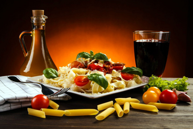 Обои картинки фото еда, макаронные блюда, макароны, паста, вино, базилик, помидоры, томаты