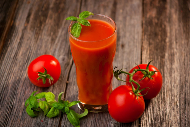 Обои картинки фото еда, напитки,  сок, помидоры, сок, томаты, базилик