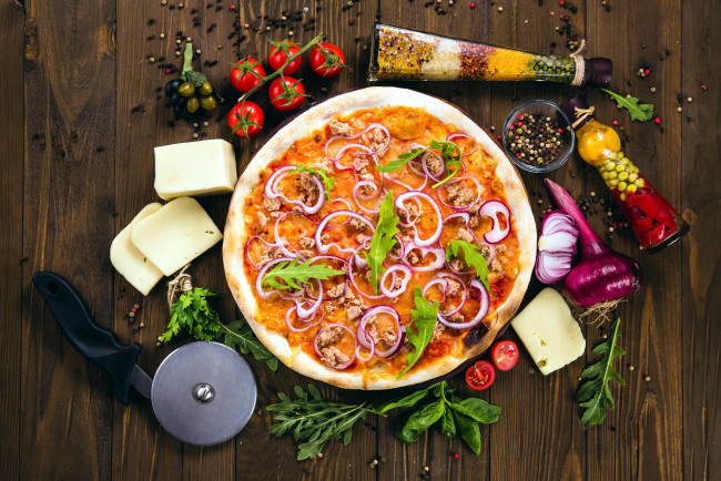 Обои картинки фото еда, пицца, лук, сыр, помидоры, оливки, томаты