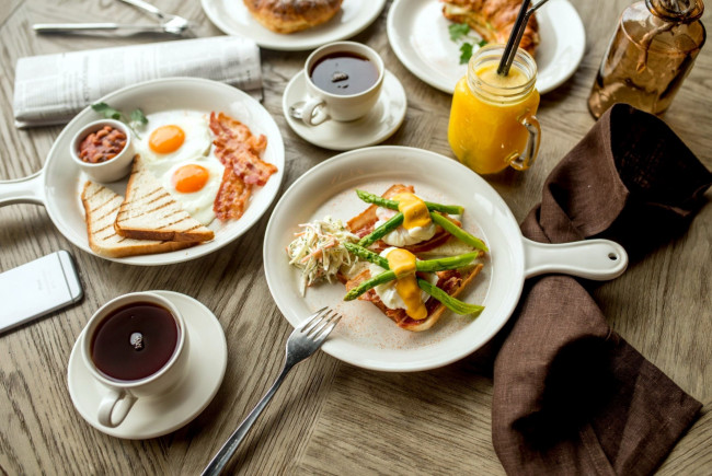 Обои картинки фото еда, разное, завтрак, тосты, глазунья, бекон, спаржа, сок, кофе