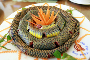 Картинка еда мясные+блюда экзотика змея кухня вьетнамская