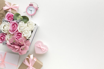Картинка праздничные подарки+и+коробочки будильник подарок цветы