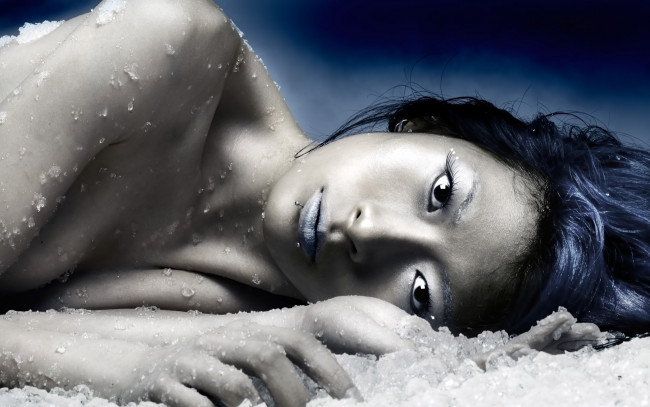 Обои картинки фото девушки, - азиатки, лицо, лед, пирсинг