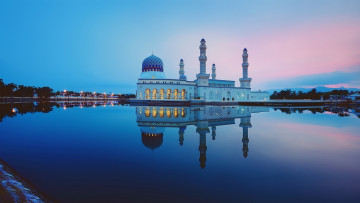 Картинка города -+огни+ночного+города малайзия кота кинабалу город мечеть вода отражение