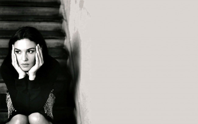 Обои картинки фото девушки, monica bellucci, актриса, черно-белая, ступени, стена