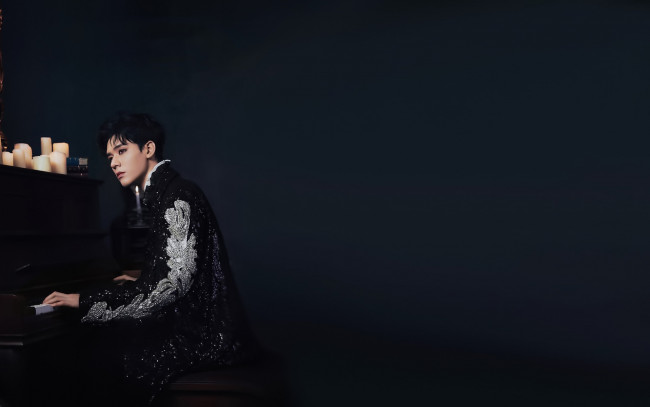 Обои картинки фото мужчины, gong jun | simon gong, актер, камзол, пианино, свечи
