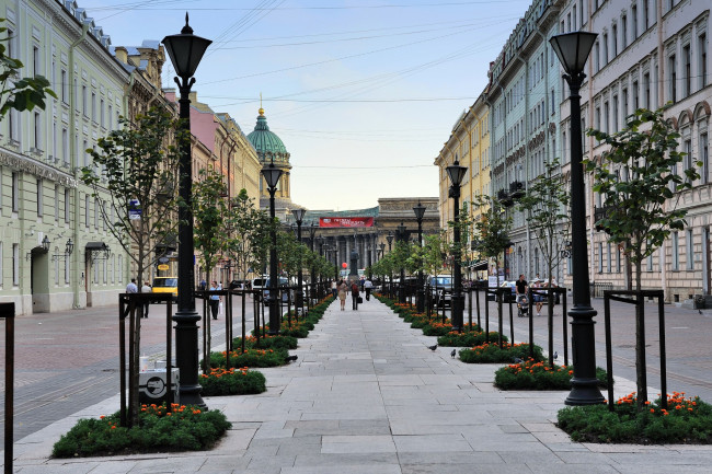 Обои картинки фото города, санкт-петербург,  петергоф , россия, санкт, петербург, дома, проспект, деревья, улица, фoнари