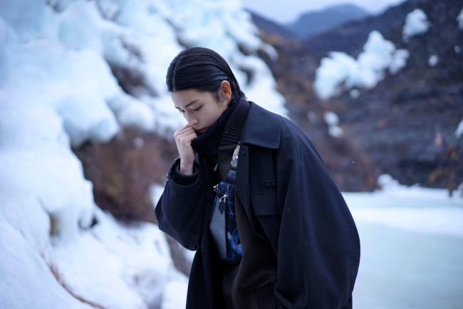 Обои картинки фото мужчины, hou ming hao, актер, пальто, снег