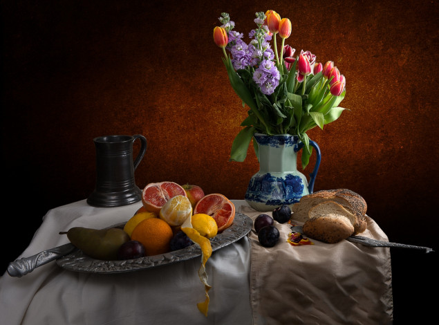 Обои картинки фото еда, натюрморт, апельсины, хлеб, тюльпаны, лимоны, сливы, груша, кружка, букет, левкой