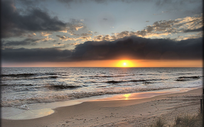 Обои картинки фото природа, восходы, закаты, океан, пляж, горизонт, тучи, закат, волны
