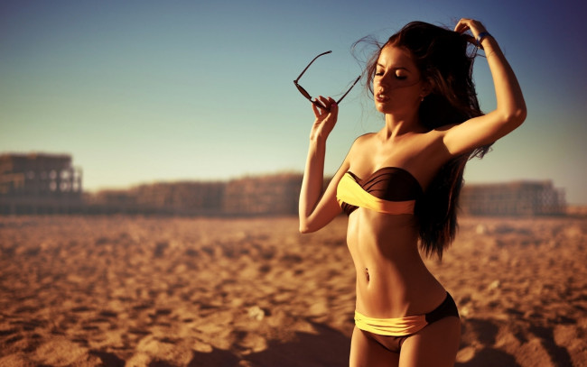 Обои картинки фото девушки, -unsort , брюнетки, темноволосые, пляж, купальник, очки, шатенка, песок