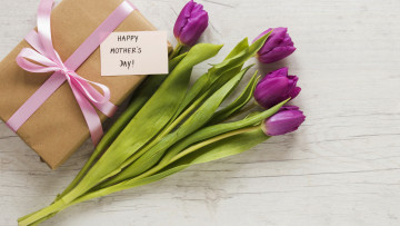 обоя праздничные, день матери, надпись, подарок, бутоны, тюльпаны
