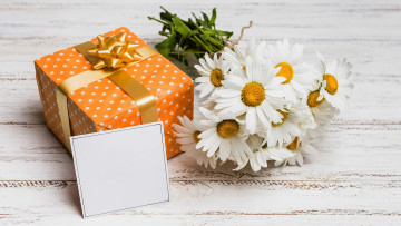 Картинка праздничные подарки+и+коробочки букет ромашки открытка подарок
