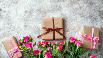 Картинка праздничные подарки+и+коробочки розы подарки бутоны