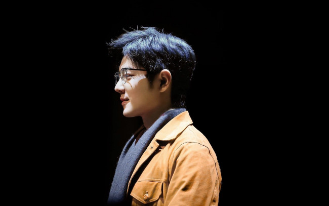 Обои картинки фото мужчины, xiao zhan, актер, очки, куртка, шарф