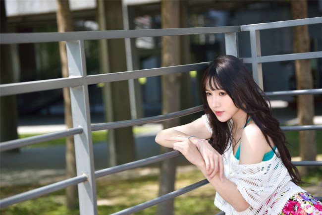 Обои картинки фото девушки, zhengmei bibi, шатенка, топ, сетка, ограда