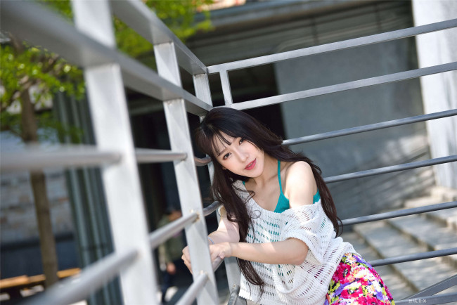 Обои картинки фото девушки, zhengmei bibi, шатенка, топ, сетка, ограда