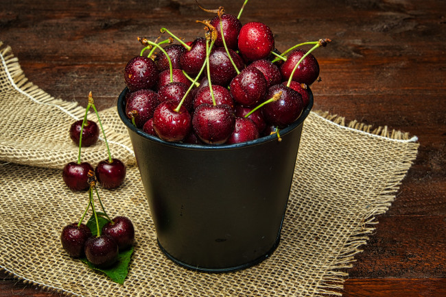 Обои картинки фото еда, вишня,  черешня, ведерко, вишни, ягоды, капли