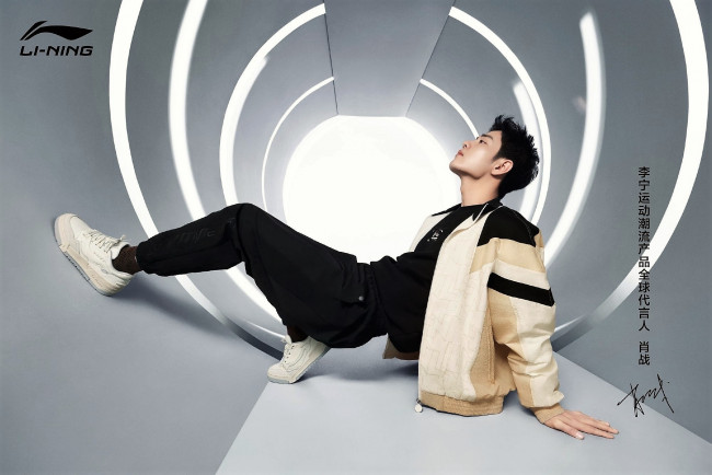 Обои картинки фото мужчины, xiao zhan, актер, куртка, спортивный, костюм, тоннель