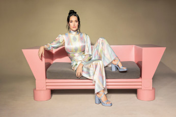 обоя katy perry photoshoot 2023, музыка, katy perry, кэти, перри, певица, композитор, автoр, пeсeн, актриса, диван, знаменитости