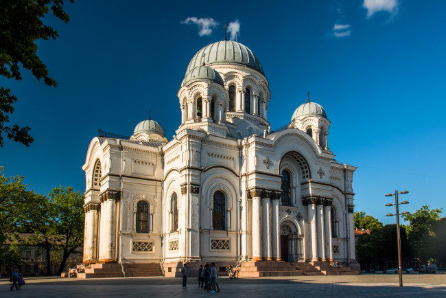 Обои картинки фото каунас, города, каунас , литва, храм, люди, деревья