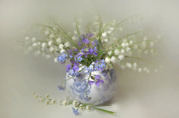 Картинка цветы букеты композиции незабудки фиалки ландыши ваза