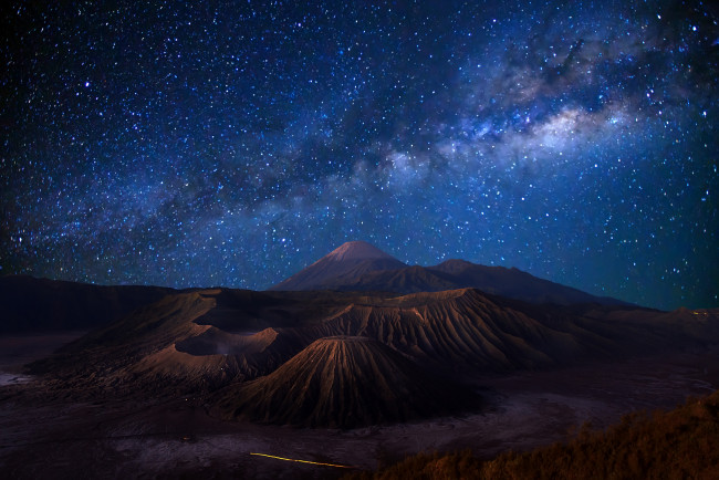 Обои картинки фото космос, звезды, созвездия, индонезия, остров, Ява, вулкан, бромо, ночь, синее, небо, млечный, путь