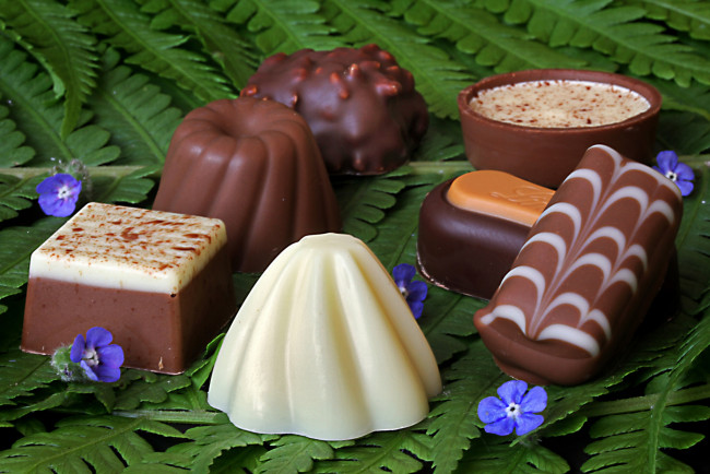 Обои картинки фото еда, конфеты,  шоколад,  сладости, шоколад, цветы, лист